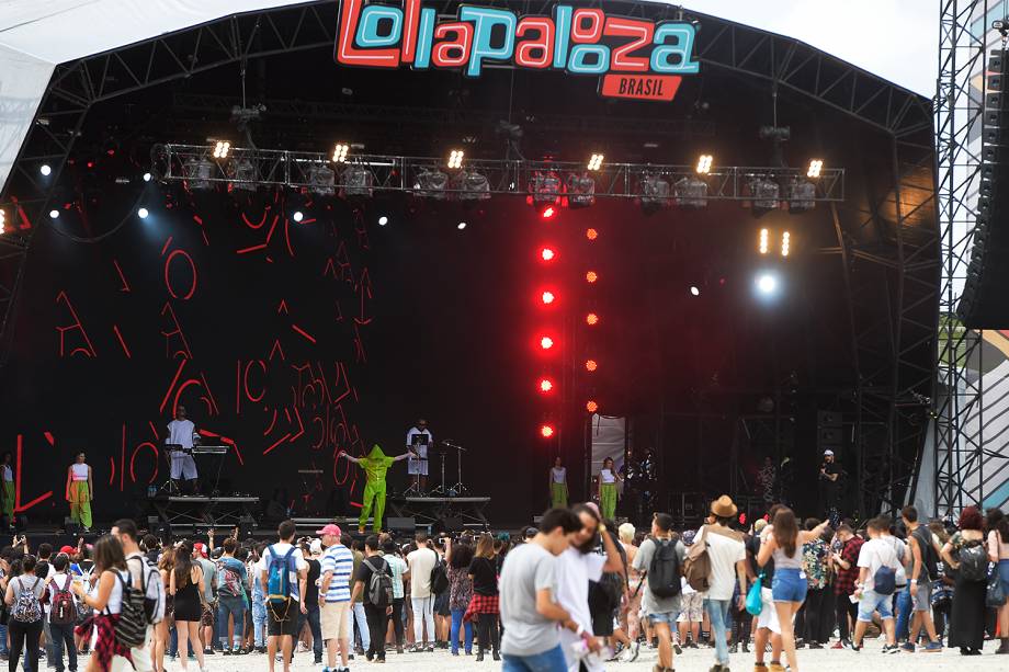 Jaloo abre o palco AXE da 6ª edição do Lollapalooza no autódromo de Interlagos