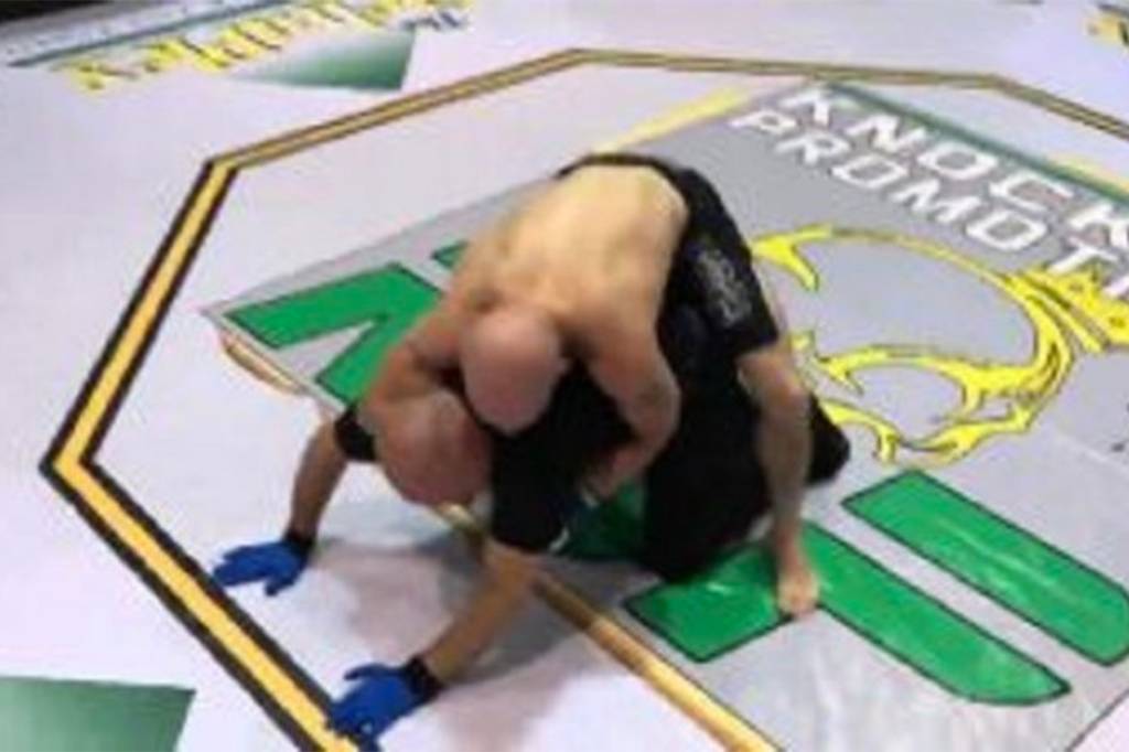 Lutador de MMA agride juiz