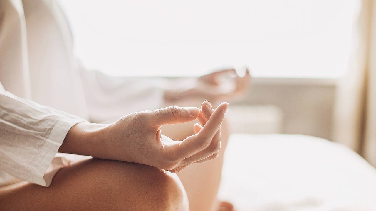Mulher praticando yoga