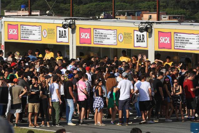 Segundo dia de Lollapalooza têm novamente filas enormes para comprar bebidas Segundo dia de Lollapalooza têm novamente filas enormes para comprar bebidas
