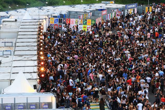 Segundo dia de Lollapalooza têm novamente filas enormes para comprar bebidas Segundo dia de Lollapalooza têm novamente filas enormes para comprar bebidas