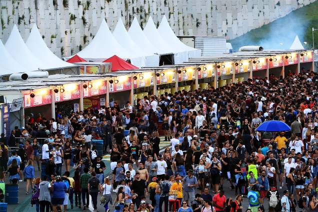 Segundo dia de Lollapalooza têm novamente filas enormes para comprar bebidas Segundo dia de Lollapalooza têm novamente filas enormes para comprar bebidas