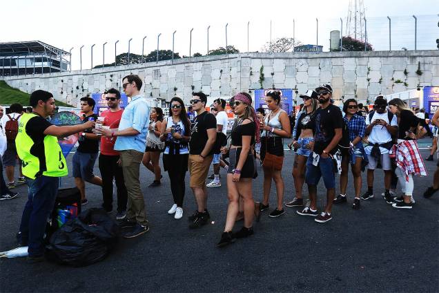 Segundo dia de Lollapalooza têm novamente filas enormes para comprar bebidas Segundo dia de Lollapalooza têm novamente filas enormes para comprar bebidas