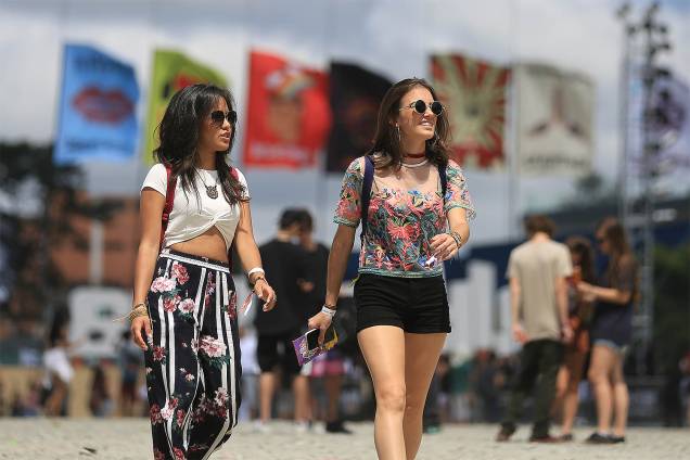 Público chega para o segundo dia do Festival Lollapalooza 2017 no autódromo de Interlagos, em São Paulo Público chega para o segundo dia do Festival Lollapalooza 2017 no autódromo de Interlagos, em São Paulo