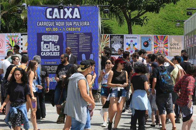 Público chega para o segundo dia do Festival Lollapalooza 2017 no autódromo de Interlagos, em São Paulo Público chega para o segundo dia do Festival Lollapalooza 2017 no autódromo de Interlagos, em São Paulo