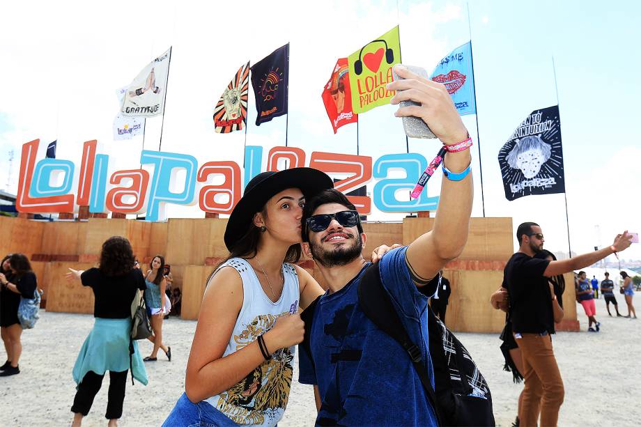 Público chega para o segundo dia do Festival Lollapalooza 2017 no autódromo de Interlagos, em São Paulo