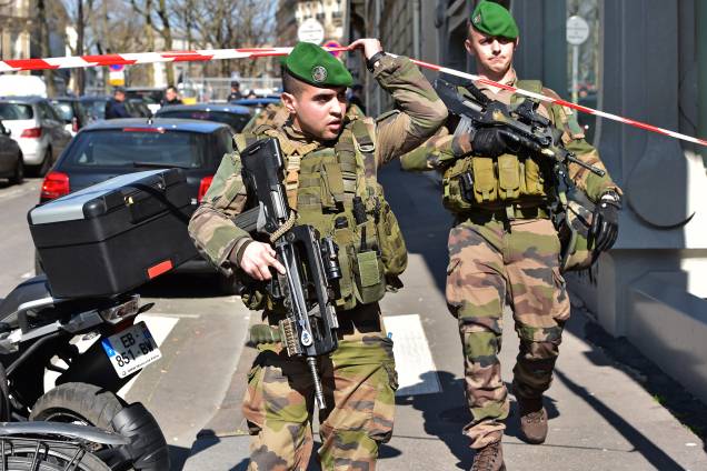 Membros do Exército francês realizam operação nos arredores dos escritórios do Fundo Monetário Internacional (FMI), após um envelope-bomba explodir no local em Paris, na França - 16/03/2017 Membros do Exército francês realizam operação nos arredores dos escritórios do Fundo Monetário Internacional (FMI), após um envelope-bomba explodir no local em Paris, na França - 16/03/2017