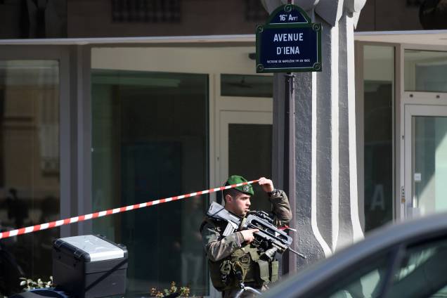 Membro do Exército francês realiza operação nos arredores dos escritórios do Fundo Monetário Internacional (FMI), após um envelope-bomba explodir no local em Paris, na França - 16/03/2017 Membro do Exército francês realiza operação nos arredores dos escritórios do Fundo Monetário Internacional (FMI), após um envelope-bomba explodir no local em Paris, na França - 16/03/2017