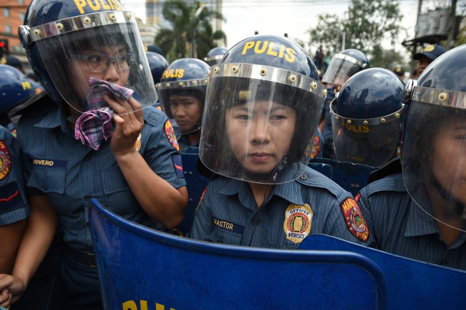 Equipe feminina da da polícia de Manila participa de ato para marcar o Dia Internacional da Mulher nos arredores da embaixada dos Estados Unidos, nas Filipinas - 08/03/2017 Equipe feminina da da polícia de Manila participa de ato para marcar o Dia Internacional da Mulher nos arredores da embaixada dos Estados Unidos, nas Filipinas - 08/03/2017