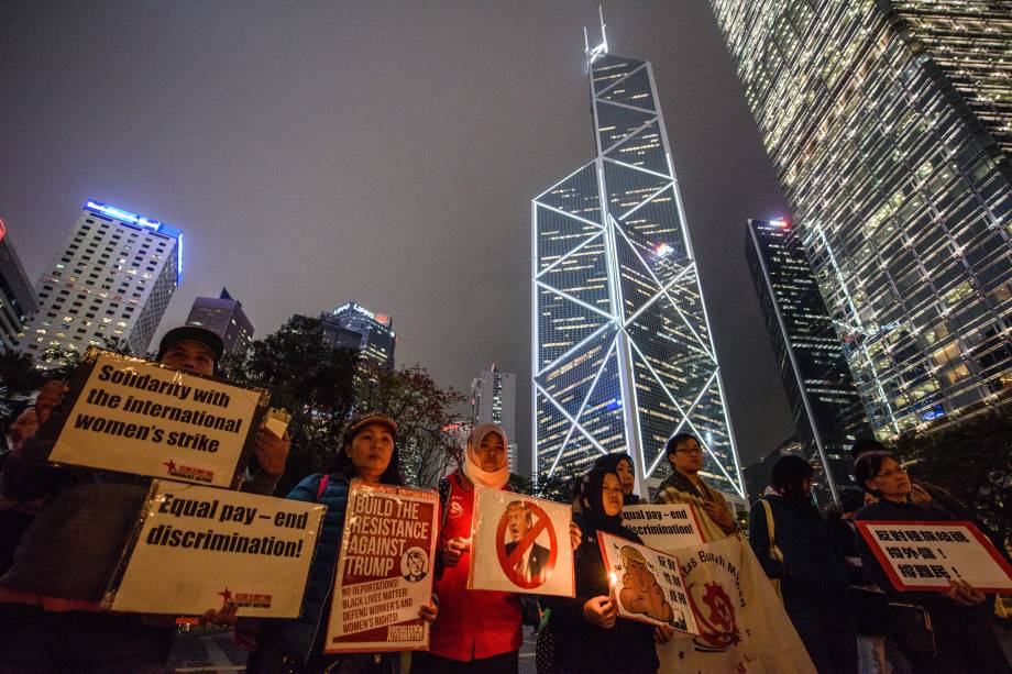 Manifestantes seguram velas e cartazes contra o presidente dos EUA, Donald Trump, durante uma vigília para marcar o Dia Internacional da Mulher em Hong Kong - 08/03/2017