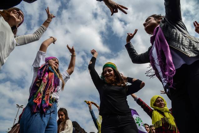 Mulheres participam de ato em celebração ao Dia Internacional da Mulher em Diyarbakir, na Turquia - 08/03/2017 Mulheres participam de ato em celebração ao Dia Internacional da Mulher em Diyarbakir, na Turquia - 08/03/2017