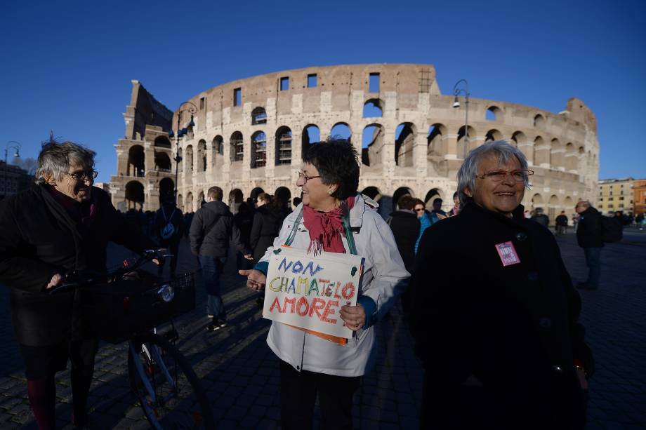 Mulheres marcham pela igualdade de direitos durante manifestação pelo Dia Internacional da Mulher em Roma, na Itália - 08/03/2017 Mulheres marcham pela igualdade de direitos durante manifestação pelo Dia Internacional da Mulher em Roma, na Itália - 08/03/2017