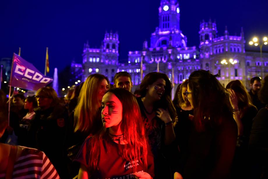 Centenas de mulheres participam de uma manifestação no Dia Internacional da Mulher em Madri, na Espanha - 08/03/2017