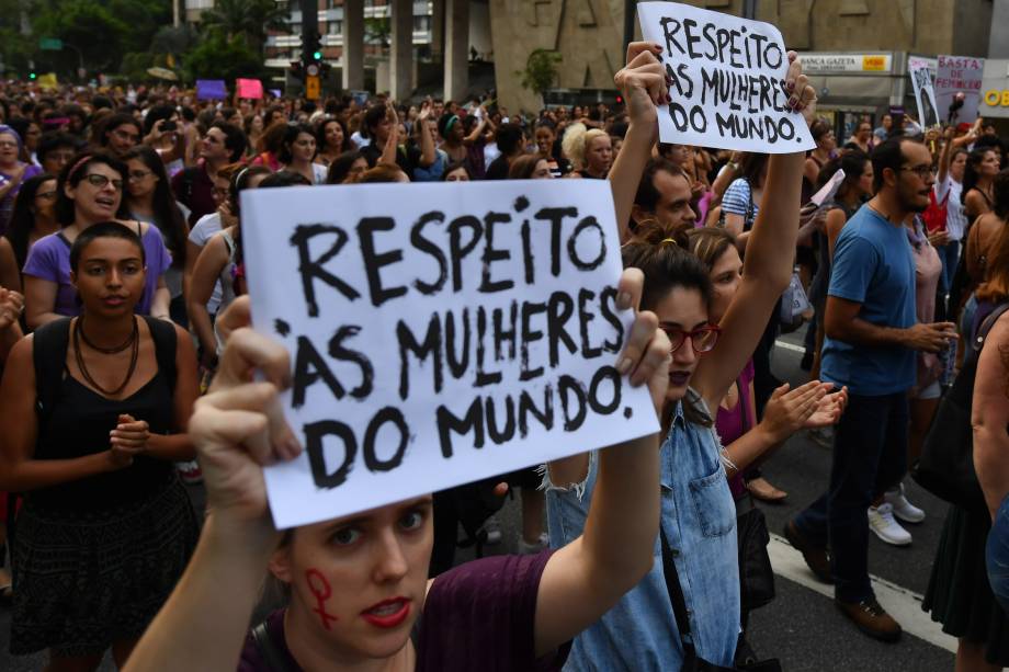 Centenas de pessoas participam da manifestação do Dia Internacional da Mulher na Avenida Paulista, em São Paulo - 08/03/2017 Centenas de pessoas participam da manifestação do Dia Internacional da Mulher na Avenida Paulista, em São Paulo - 08/03/2017