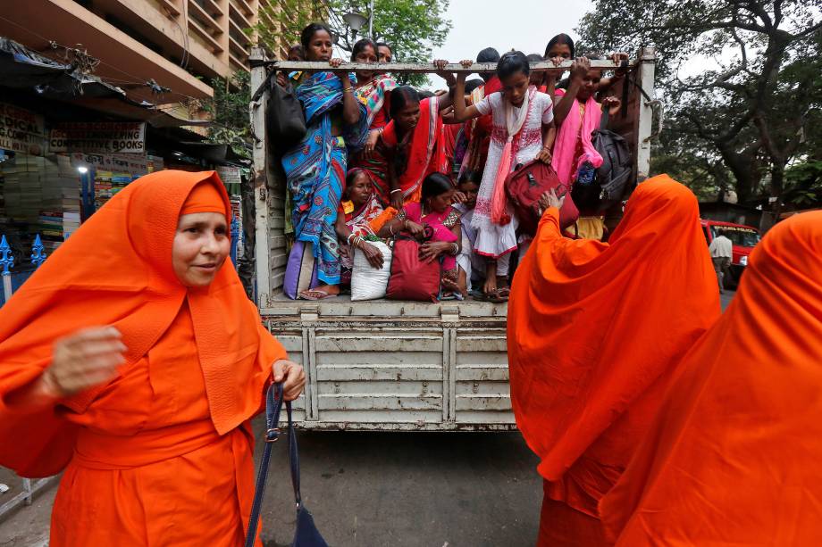 Mulheres hindus chegam em um caminhão para participar de uma manifestação marcando o Dia Internacional da Mulher em Calcutá, na Índia - 08/03/2017 Mulheres hindus chegam em um caminhão para participar de uma manifestação marcando o Dia Internacional da Mulher em Calcutá, na Índia - 08/03/2017