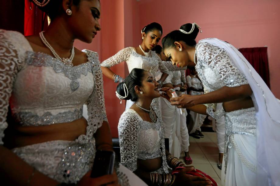 Dançarinas tradicionais se preparam para apresentanção durante as celebrações do Dia Internacional da Mulher em Colombo, Sri Lanka - 08/03/2017 Dançarinas tradicionais se preparam para apresentanção durante as celebrações do Dia Internacional da Mulher em Colombo, Sri Lanka - 08/03/2017