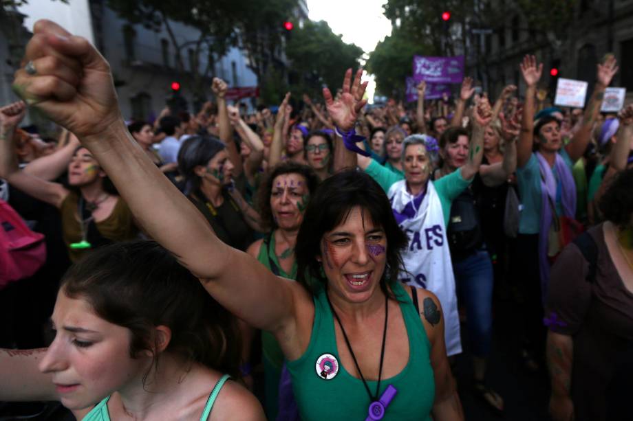 Manifestantes participam de uma marcha no Dia Internacional da Mulher em Buenos Aires, Argentina - 08/03/2017 Manifestantes participam de uma marcha no Dia Internacional da Mulher em Buenos Aires, Argentina - 08/03/2017