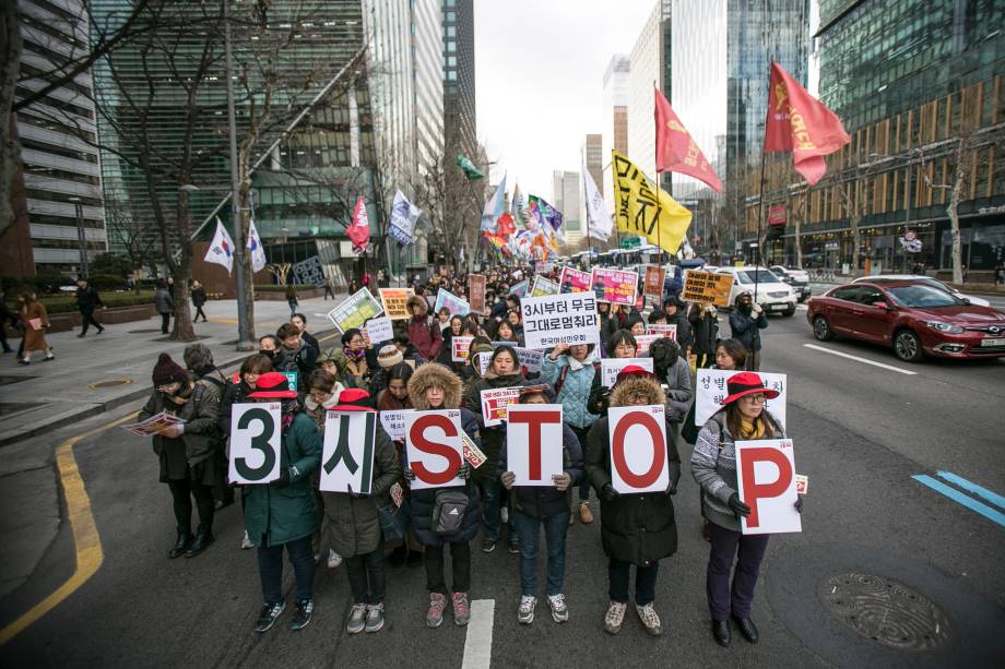 Mulheres sul-coreanas protestam contra à desigualdade de gênero e o assédio  sexual durante marcha em Seul - 08/03/2017