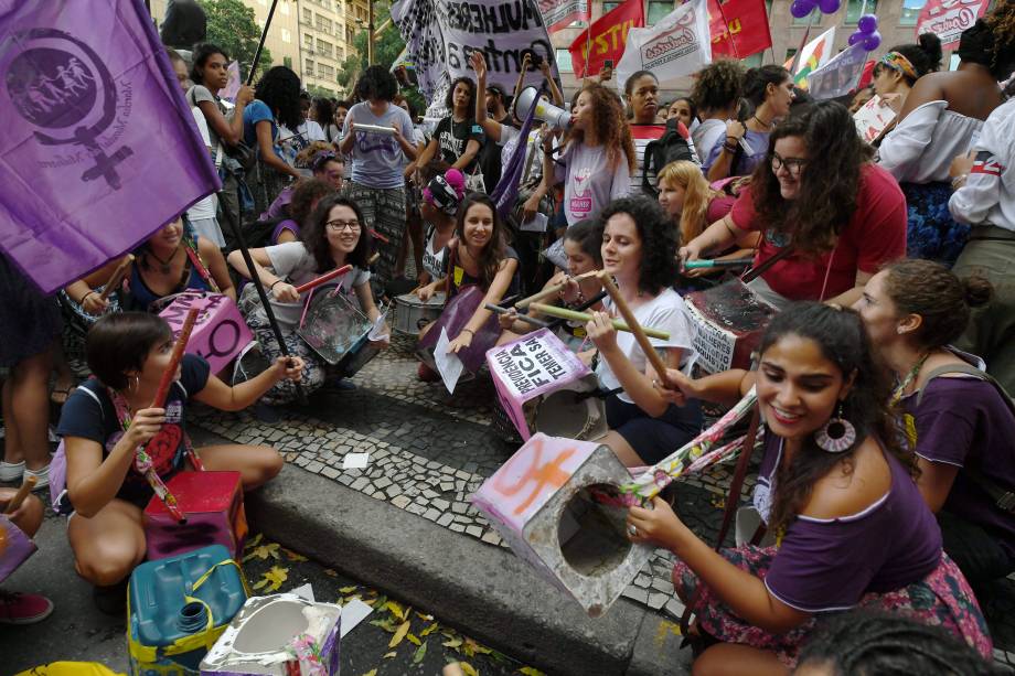 Manifestantes participam de uma marcha no Dia Internacional da Mulher na Praça da Candelária, Centro do Rio de Janeiro - 08/03/2017 Manifestantes participam de uma marcha no Dia Internacional da Mulher na Praça da Candelária, Centro do Rio de Janeiro - 08/03/2017