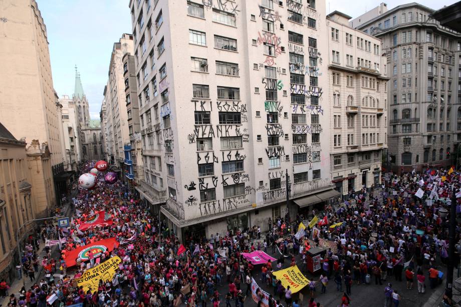 Manifestantes participam de uma marcha no Dia Internacional da Mulher no centro de São Paulo - 08/03/2017 Manifestantes participam de uma marcha no Dia Internacional da Mulher no centro de São Paulo - 08/03/2017