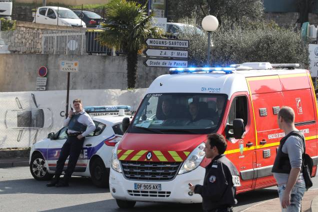 Policiais controlam o tráfego nos arredores do Liceu Tocqueville, em Grasse, após um tiroteio ocorrido na escola, na França - 16/03/2017 Policiais controlam o tráfego nos arredores do Liceu Tocqueville, em Grasse, após um tiroteio ocorrido na escola, na França - 16/03/2017