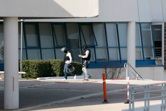 Vista da escola Tocqueville depois de um tiroteio que deixou ao menos oito pessoas, em Grasse, sul da França - 16/03/2017 Vista da escola Tocqueville depois de um tiroteio que deixou ao menos oito pessoas, em Grasse, sul da França - 16/03/2017