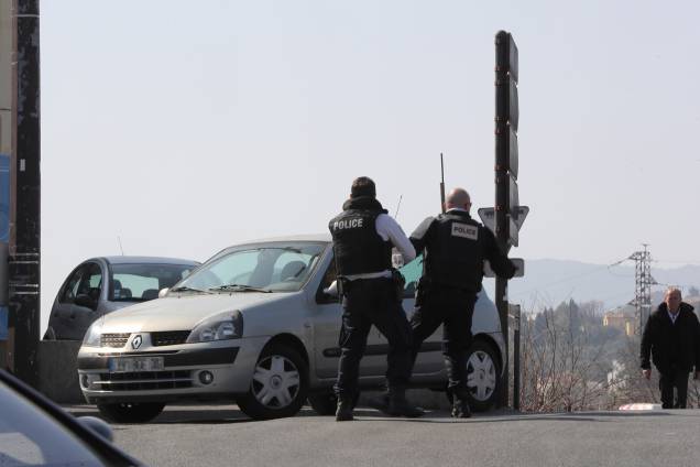 Policiais controlam o tráfego de veículos em uma estrada na cidade de Grasse, sul da França, após um tiroteio no Liceu de Tocqueville - 16/03/2017 Policiais controlam o tráfego de veículos em uma estrada na cidade de Grasse, sul da França, após um tiroteio no Liceu de Tocqueville - 16/03/2017