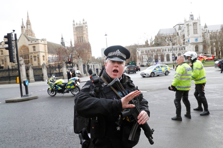 Polícia isola a área após incidente com tiros nos arredores do Parlamento em Londres - 22/03/2017