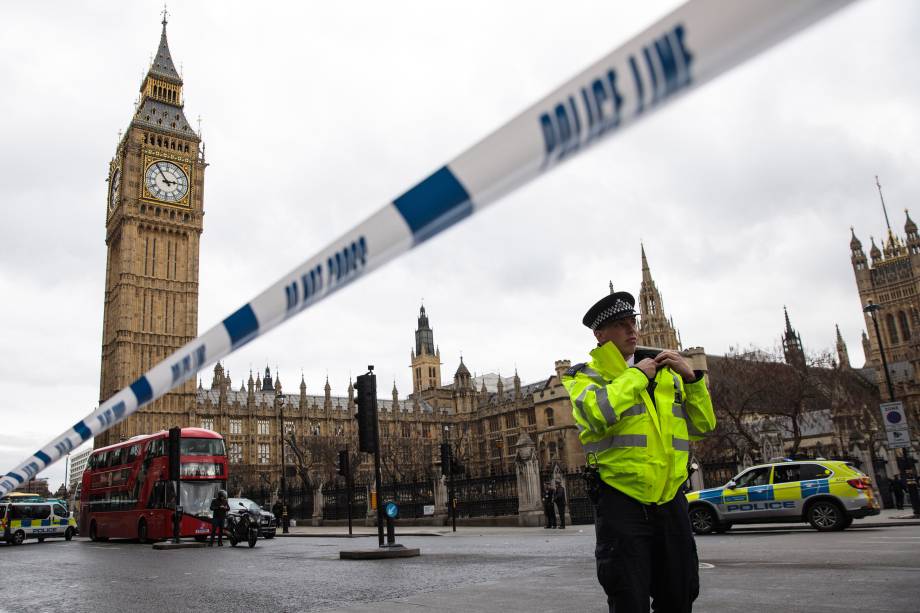 Polícia isola a área após incidente com tiros nos arredores do Parlamento em Londres - 22/03/2017