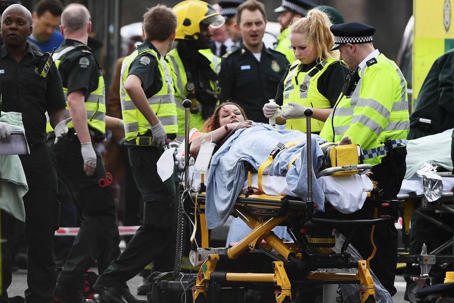 Paramédicos atendem uma pessoa ferida após incidente com tiros na ponte de Westminster em Londres - 22/03/2017