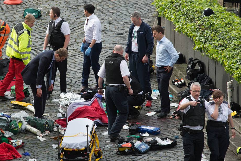 Paramédicos atendem uma pessoa ferida após incidente com tiros na ponte de Westminster em Londres - 22/03/2017