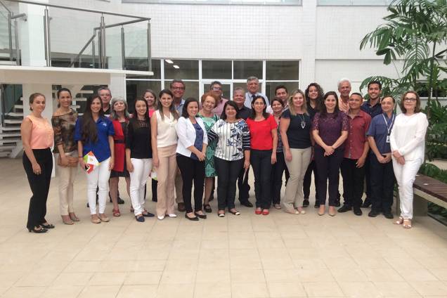 Parte da equipe de pesquisa composta por 65 membros. Parte da equipe de pesquisa composta por 65 membros.