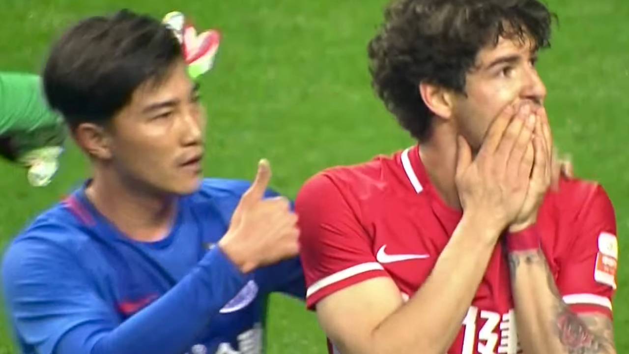 Pato perde pênalti na China