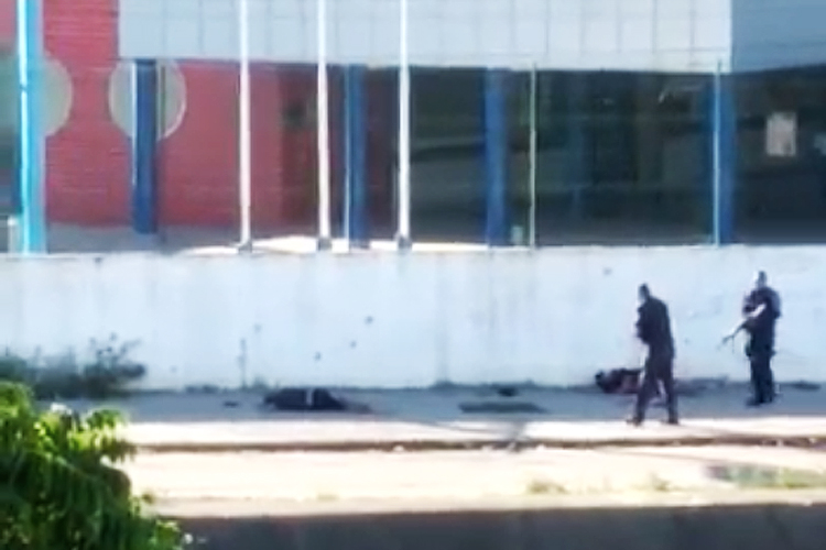 Vídeo mostra PMs atirando em suspeitos caídos