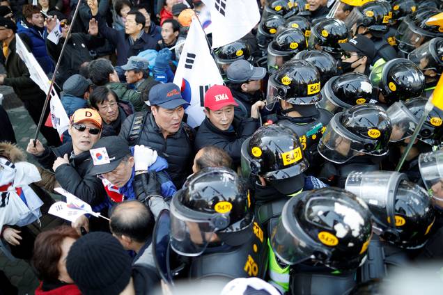 Manifestantes que protestam a favor da presidente afastada Park Geun-hye entram em confronto com a polícia em Seul, Coreia do Sul Manifestantes que protestam a favor da presidente afastada Park Geun-hye entram em confronto com a polícia em Seul, Coreia do Sul