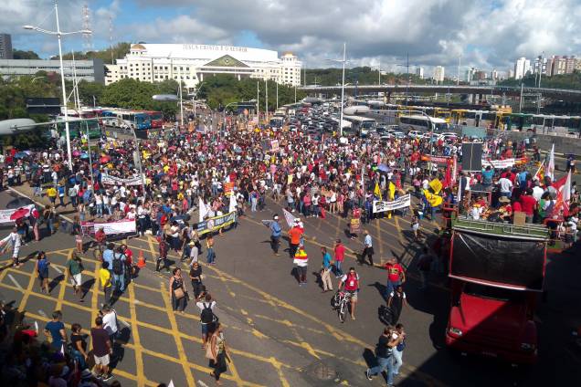 Manifestantes protestam na Avenida ACM, em Salvador, Bahia, contra as reformas trabalhista e da Previdência propostas pelo governo Michel Temer - 15/03/2017 Manifestantes protestam na Avenida ACM, em Salvador, Bahia, contra as reformas trabalhista e da Previdência propostas pelo governo Michel Temer - 15/03/2017