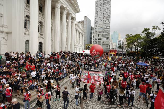Manifestantes protestam na Praça Santos Andrade, em Curitiba, Paraná, contra as reformas trabalhista e da Previdência propostas pelo governo Michel Temer - 15/03/2017 Manifestantes protestam na Praça Santos Andrade, em Curitiba, Paraná, contra as reformas trabalhista e da Previdência propostas pelo governo Michel Temer - 15/03/2017