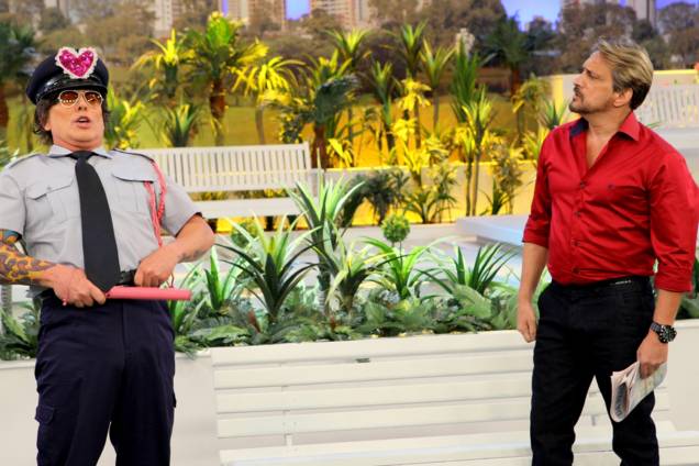 Guarda Juju (Iran Santos) e Marcelo de Nóbrega durante programa comemorativo de 30 anos de 'A Praça É Nossa' Guarda Juju (Iran Santos) e Marcelo de Nóbrega durante programa comemorativo de 30 anos de 'A Praça É Nossa'