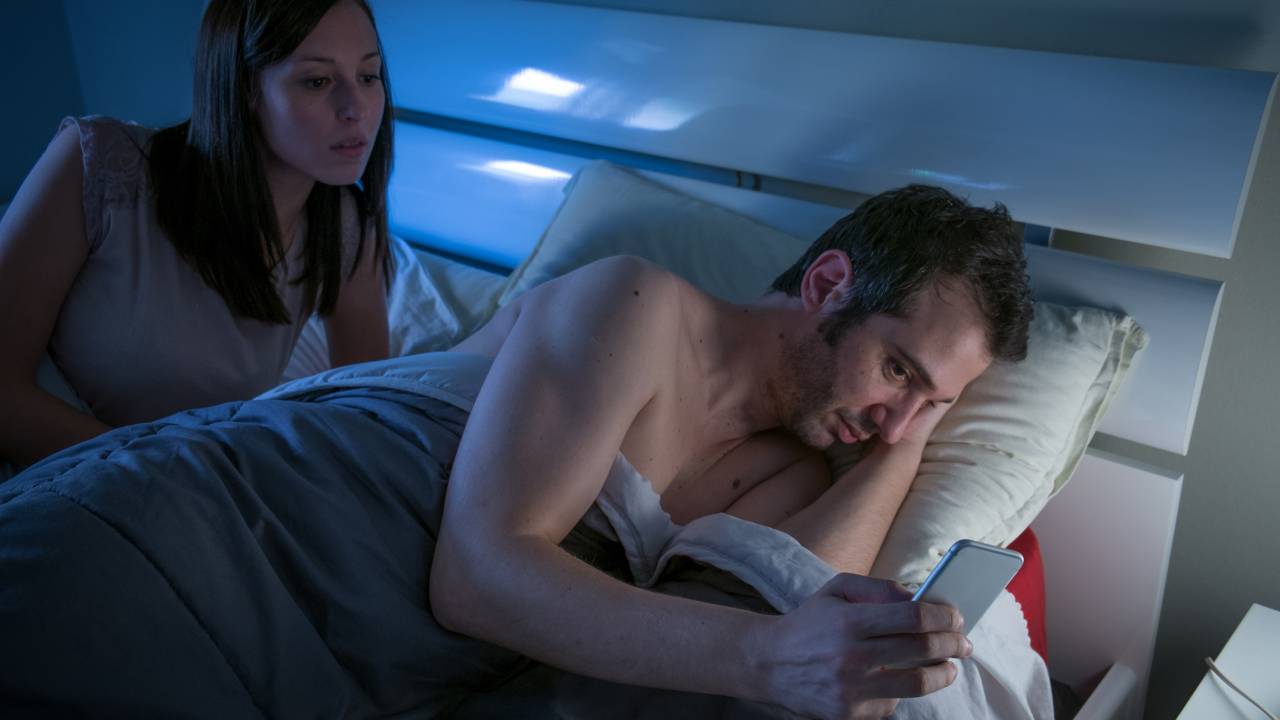 Homem acessando pornografia