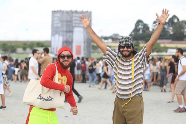 Público chega para o segundo dia do Festival Lollapalooza 2017 no autódromo de Interlagos, em São Paulo Público chega para o segundo dia do Festival Lollapalooza 2017 no autódromo de Interlagos, em São Paulo