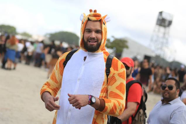 Público chega para o segundo dia do Festival Lollapalooza 2017 no autódromo de Interlagos, em São Paulo Público chega para o segundo dia do Festival Lollapalooza 2017 no autódromo de Interlagos, em São Paulo