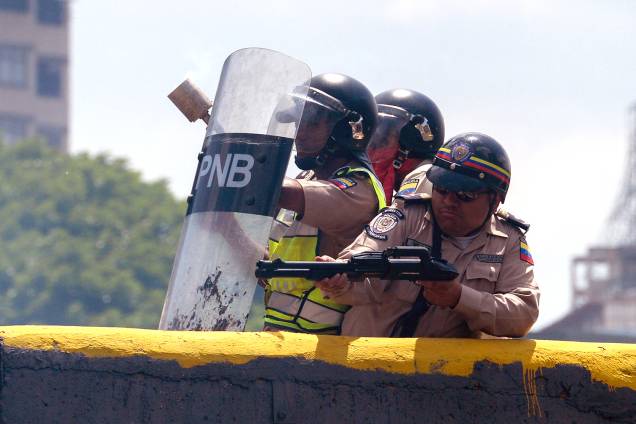 Polícia em confronto com manifestantes durante protesto contra o governo de Nicolás Maduro em Caracas, Venezuela - 06/04/2017 Polícia em confronto com manifestantes durante protesto contra o governo de Nicolás Maduro em Caracas, Venezuela - 06/04/2017