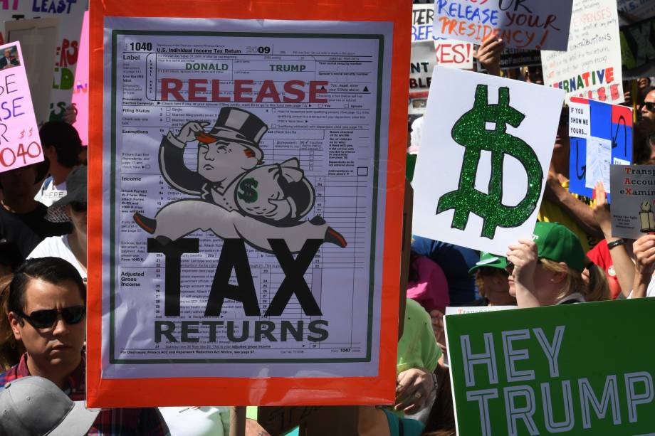 Manifestante protesta contra decisão de Donald Trump de esconder seus registros de impostos, durante ato realizado em Los Angeles, Califórnia