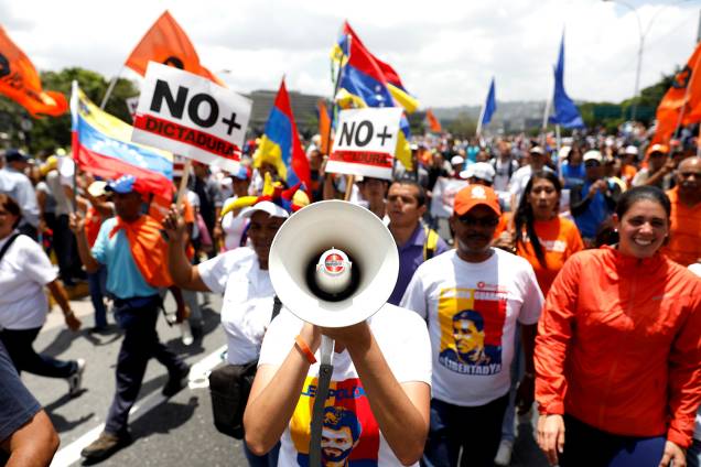 Manifestante usa megafone durante protesto em Caracas, Venezuela, contra o governo de Nicolás Maduro - 06/04/2017 Manifestante usa megafone durante protesto em Caracas, Venezuela, contra o governo de Nicolás Maduro - 06/04/2017