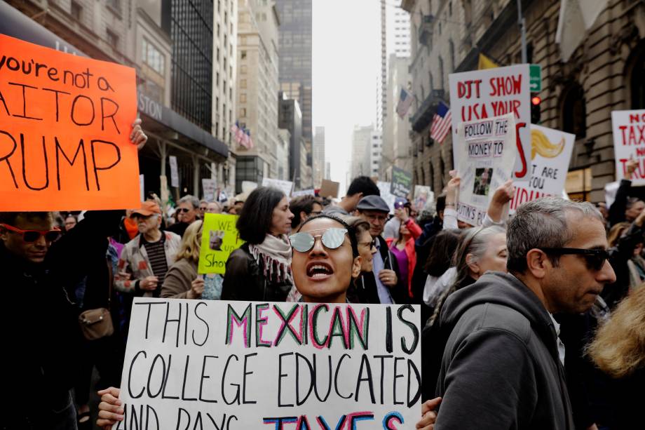 Manifestantes protestam contra Presidente dos Estados Unidos, Donald Trump, e sua decisão de esconder informações sobre seus impostos no país