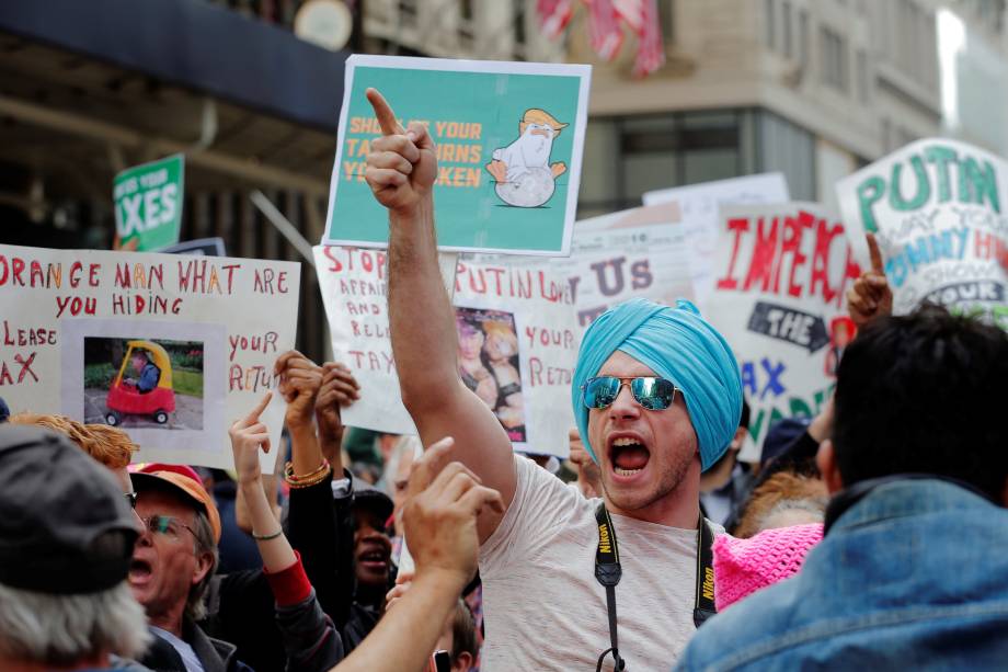 Manifestantes protestam contra Presidente dos Estados Unidos, Donald Trump, e sua decisão de esconder informações sobre seus impostos no país