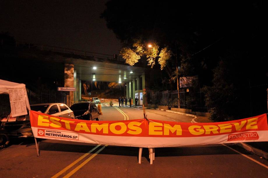 Manifestantes estendem um faixa em frente ao pátio da estação Jabaquara, zona sul de São Paulo - 28/04/2017