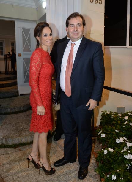 Políticos também compareceram ao evento: Rodrigo Maia (DEM-RJ), presidente da Câmara, marcou presença na festa, ao lado da mulher