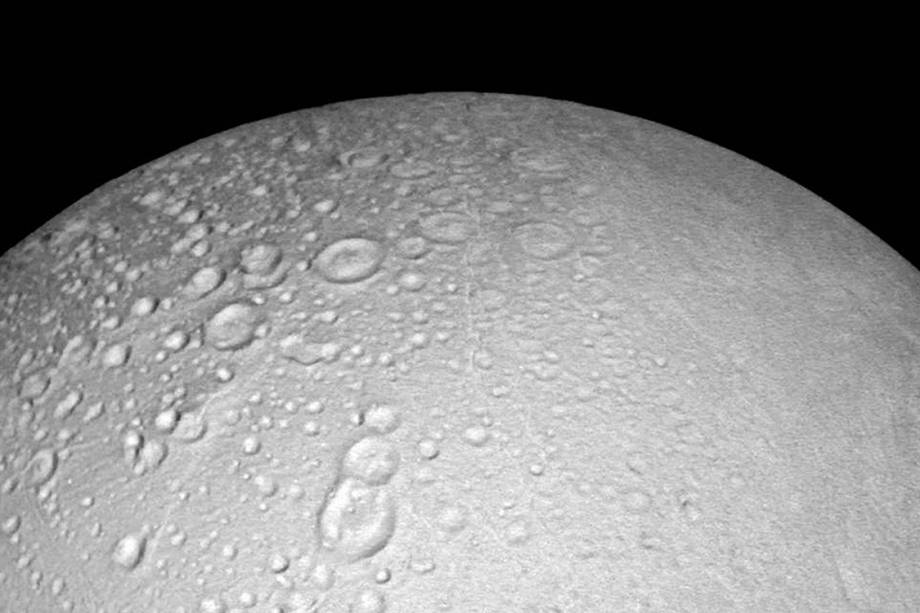 Pólo norte de lua gelada Enceladus de Saturno é visto em uma imagem da sonda Cassini da Nasa