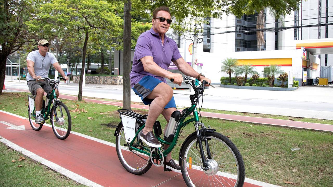 Arnold Schwarzenegger anda de bicicleta em São Paulo, SP - 23/04/2017